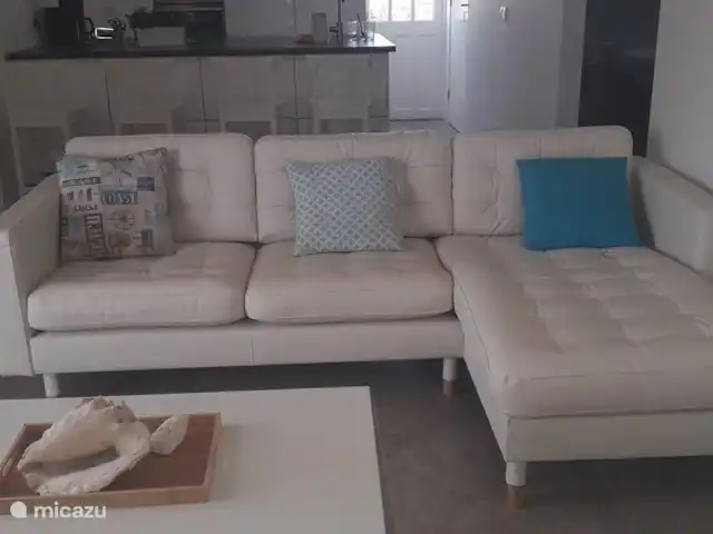 villa huren in Bonaire, Bonaire, Hato – Villa Buena, Prachtige luxe villa Woonkamer met lounche bank