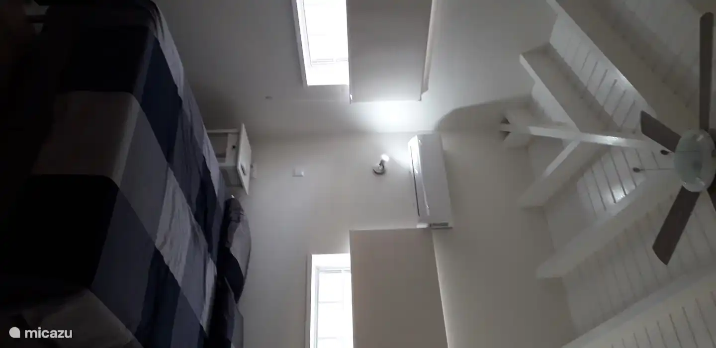 Chambre avec air conditionné et ventilateur de plafond