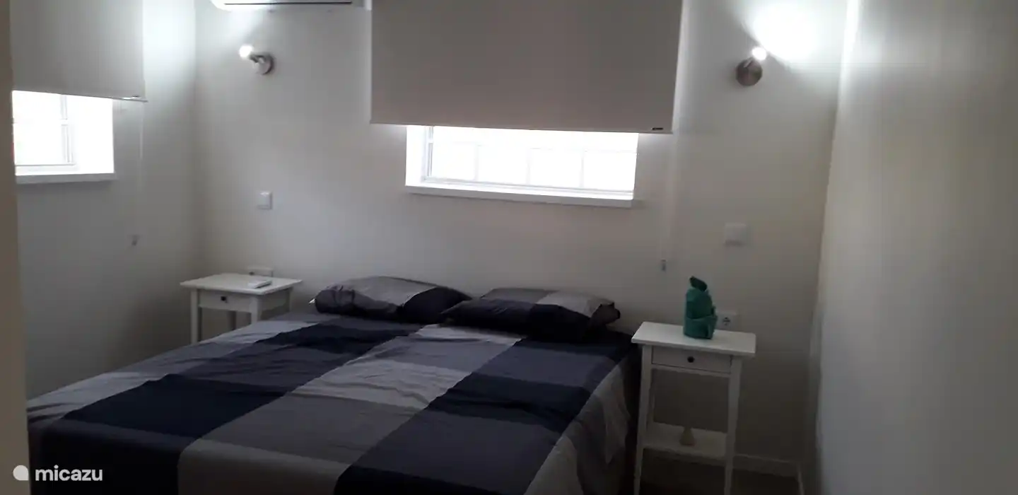 Chambre avec air conditionné et ventilateur de plafond