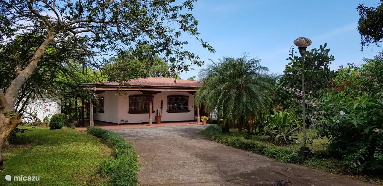 Das Haus hat eine große Auffahrt, die Privatsphäre und Ruhe garantiert.