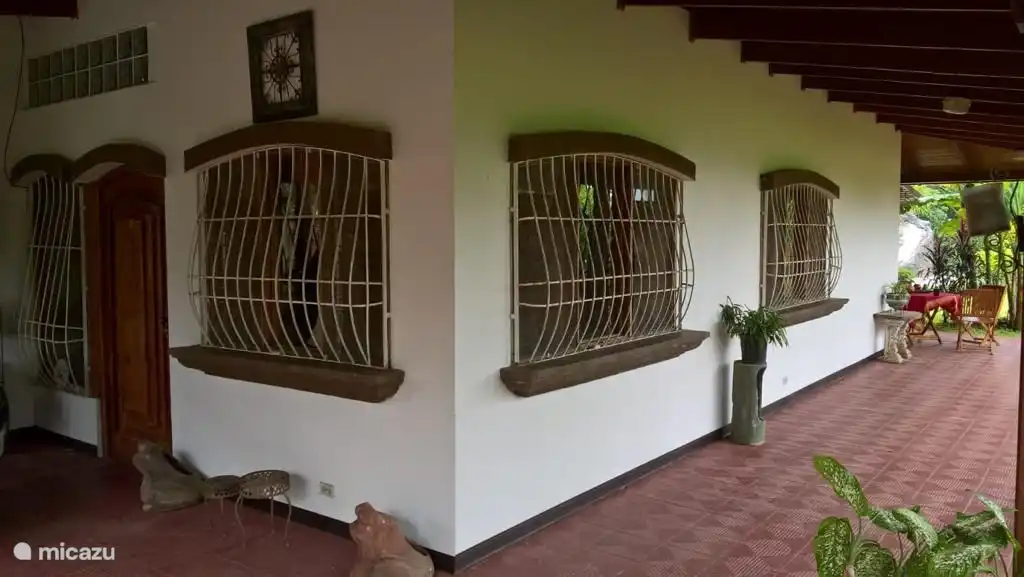 Das Haus ist an vier Seiten von einer überdachten Terrasse umgeben.