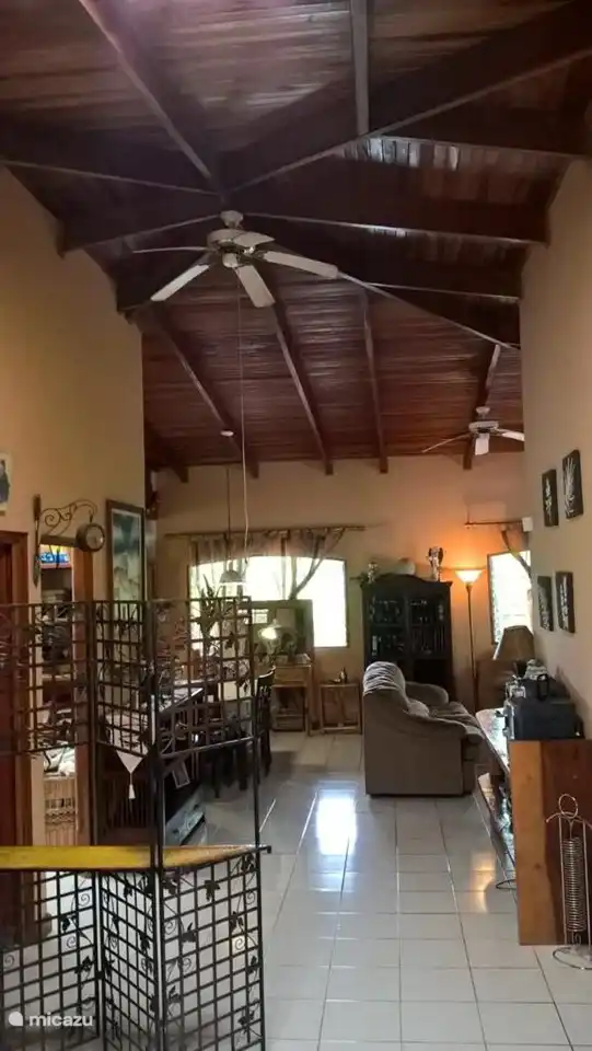 Der Seitenflügel des Wohnzimmers.