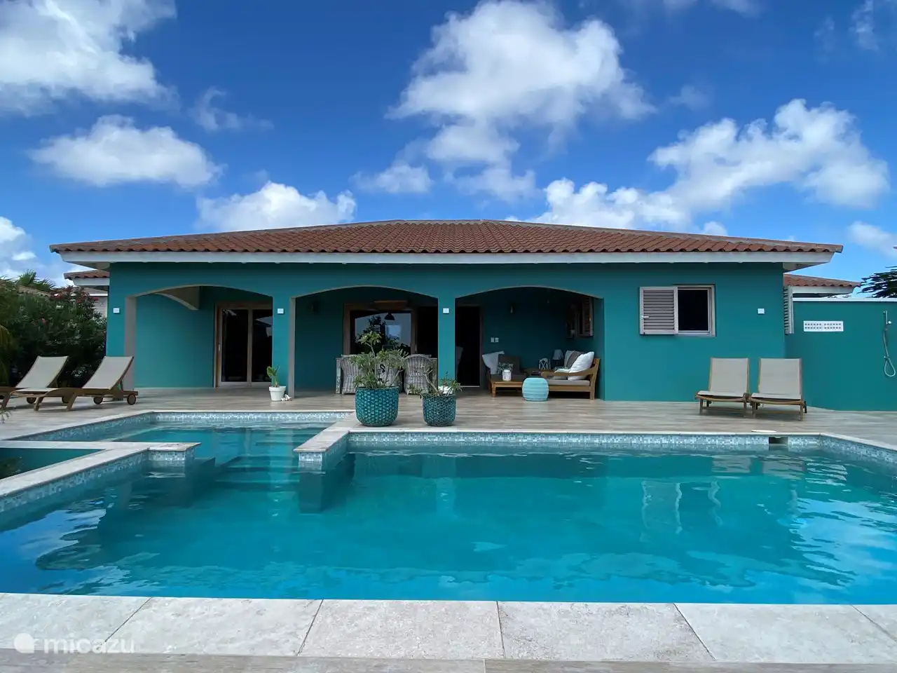 Porche vue sur la piscine
