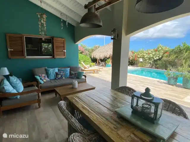 Villa Blou-Berde | Bonaire, Bonaire, Belnem - villa Table à manger sur porche avec coin salon en arrière-plan et vue sur la piscine