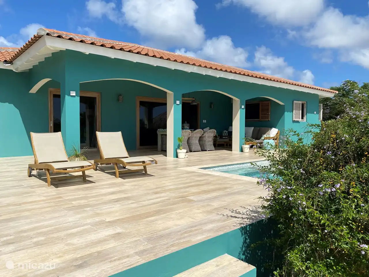 Porche vue sur la piscine