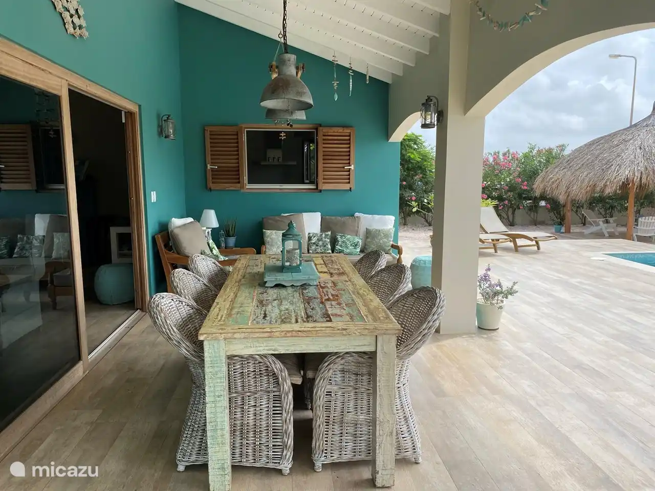 Table à manger sur le porche