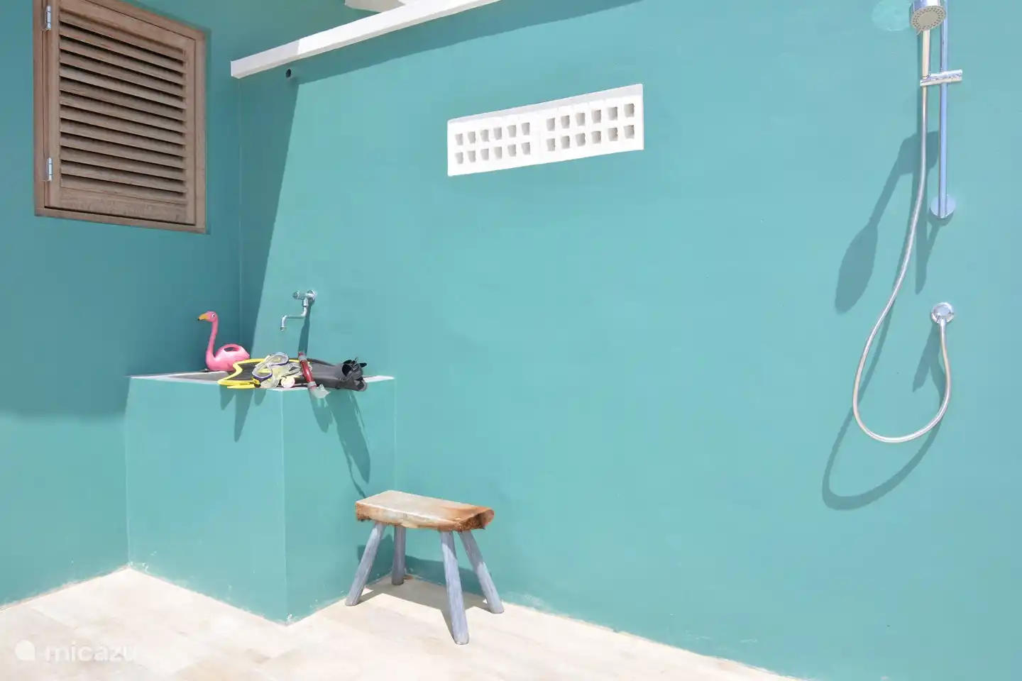 Évier de plongée et douche extérieure