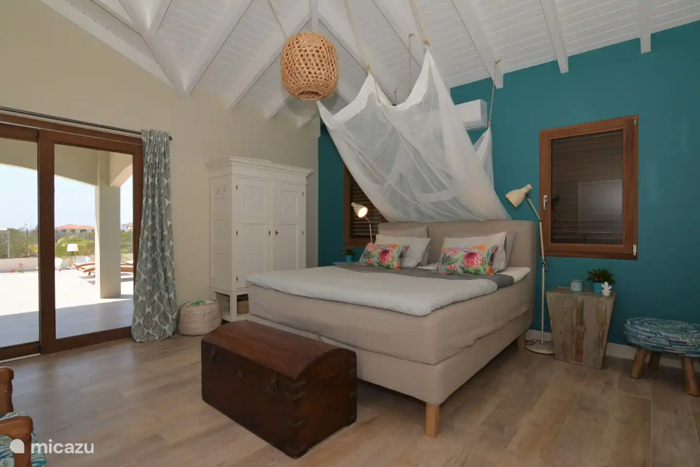 Chambre des maîtres avec porte coulissante menant au porche