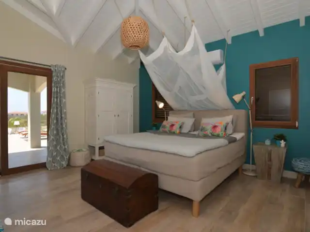 Villa Blou-Berde | Bonaire, Bonaire, Belnem - villa Chambre des maîtres avec porte coulissante menant au porche