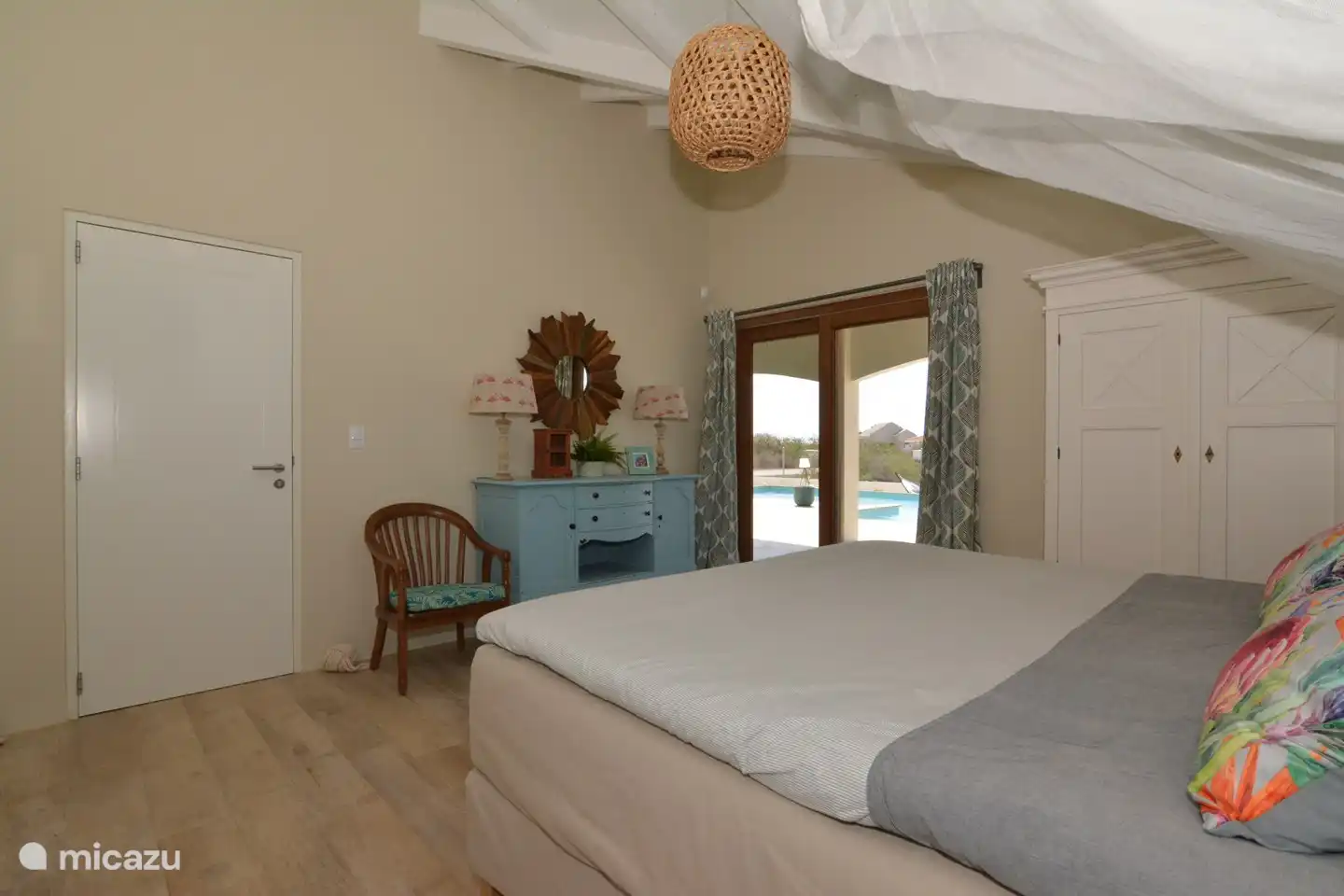 Chambre des maîtres avec porte coulissante menant au porche