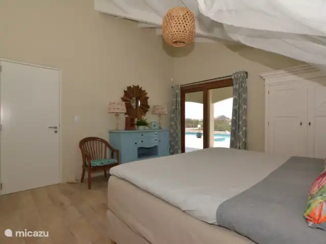 Villa Blou-Berde | Bonaire, Bonaire, Belnem - villa Chambre des maîtres avec porte coulissante menant au porche