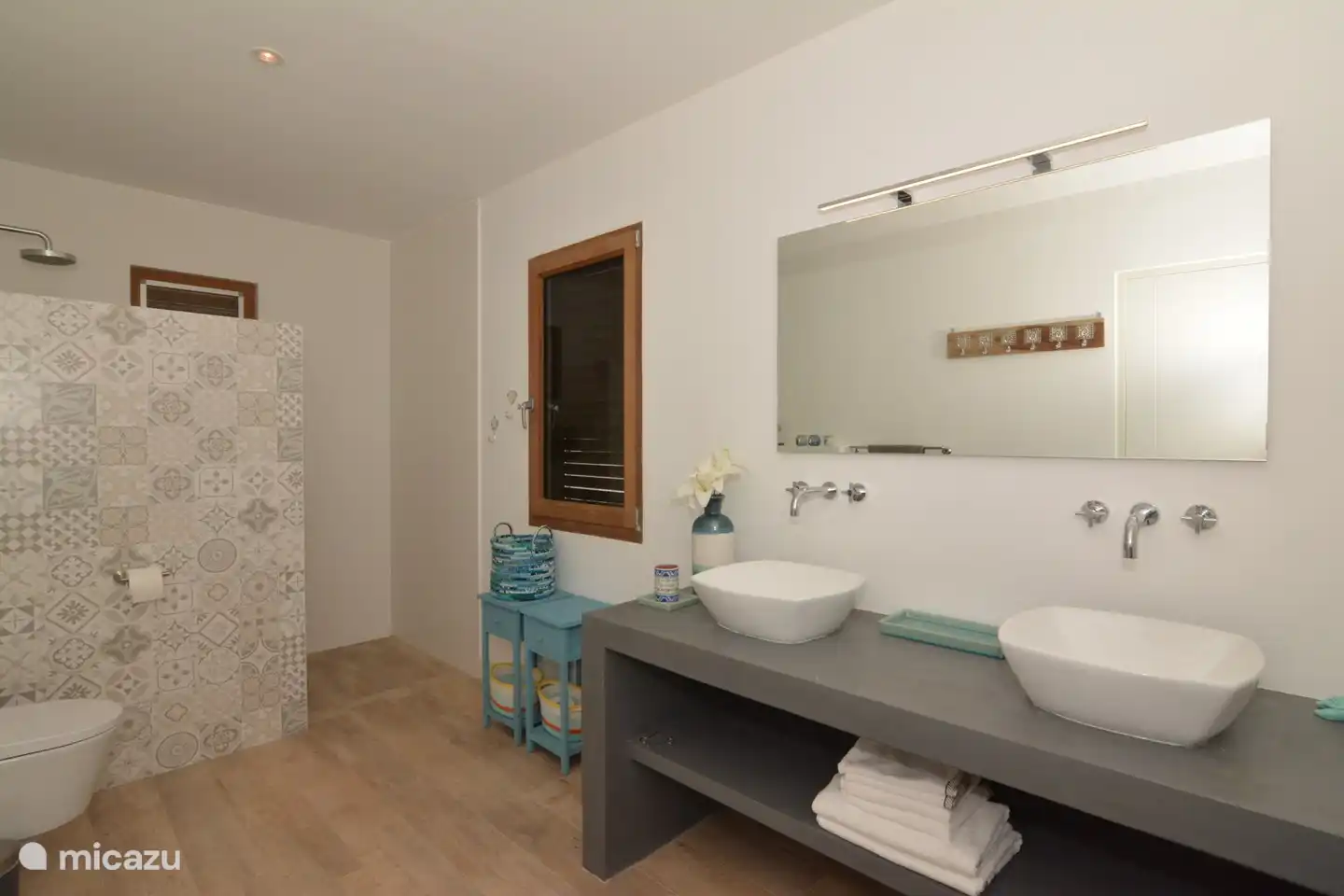 Salle de bain dans la chambre principale