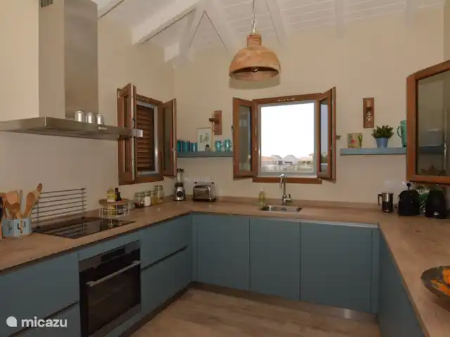 Villa Blou-Berde | Bonaire, Bonaire, Belnem - villa Cuisine avec comptoir spacieux et fenêtres ouvrantes (avec moustiquaire)