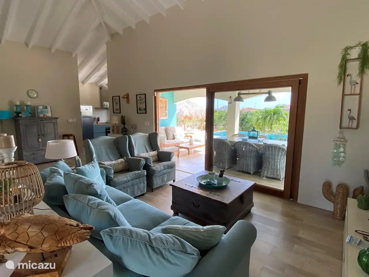 Salon attrayant avec porte coulissante sur le porche