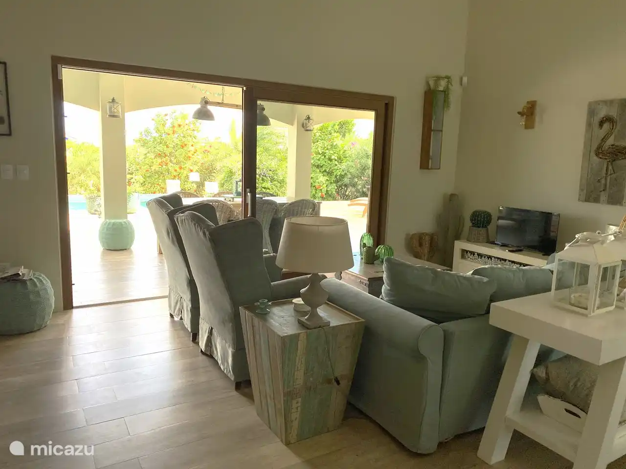 Coin salon avec télévision et porte coulissante