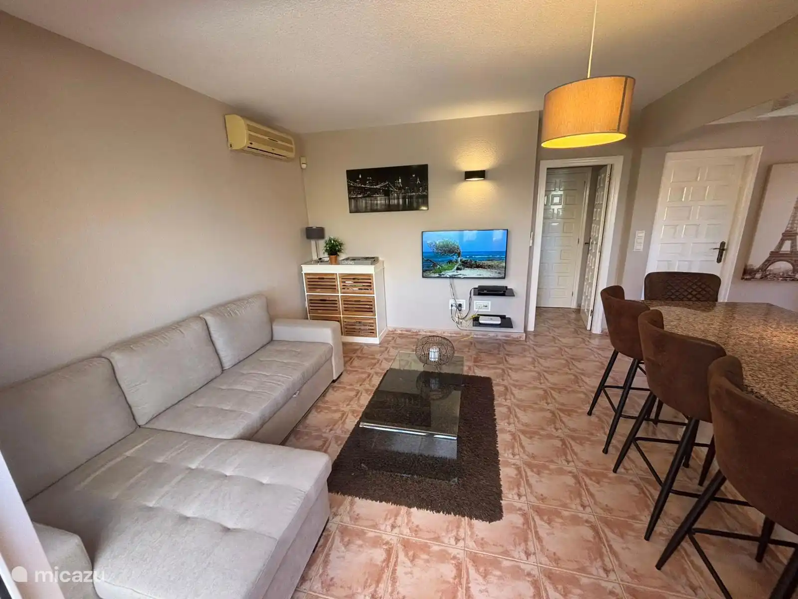 Canapé confortable avec logchair, Smart TV et WiFi 5G illimité 