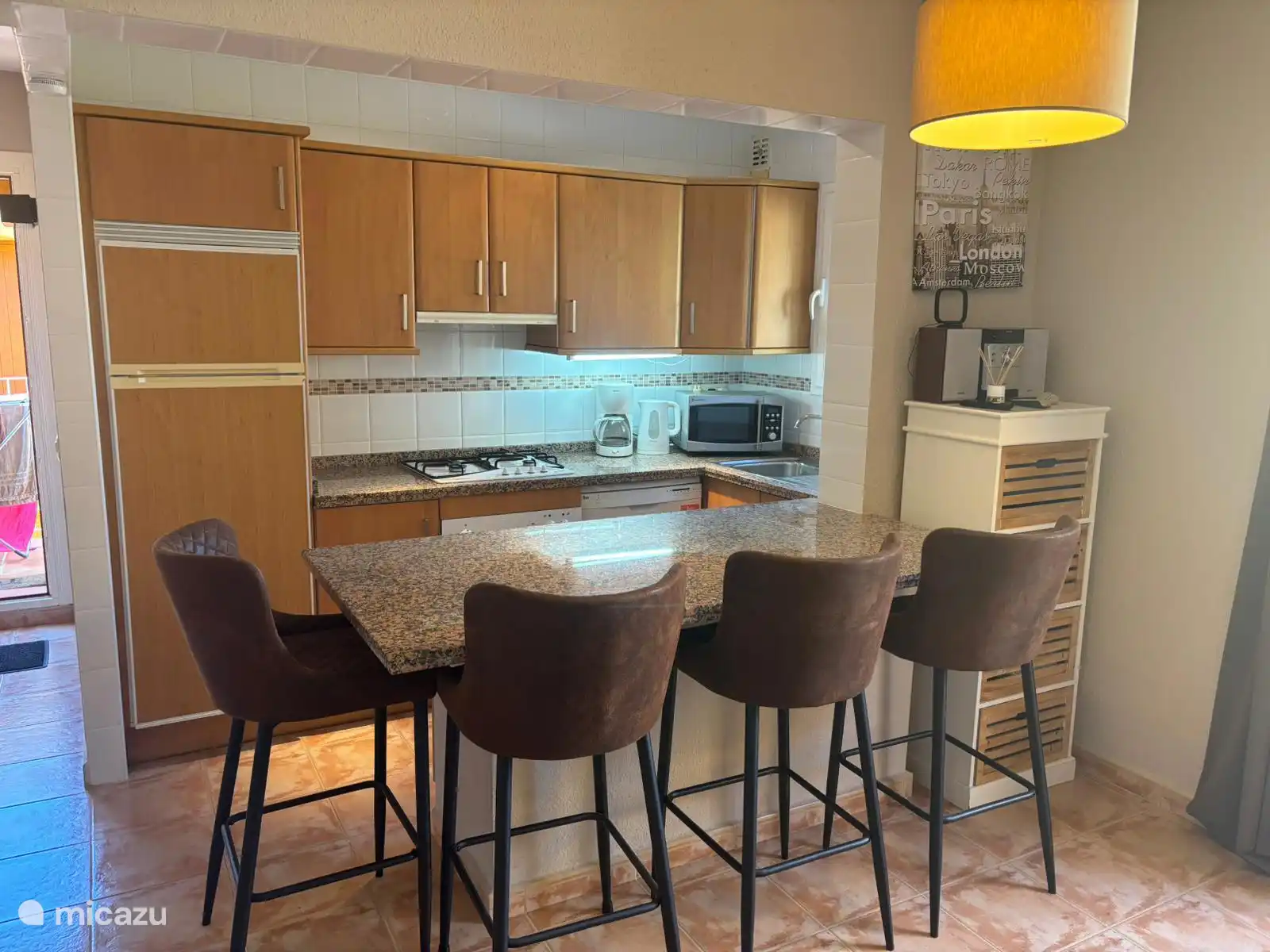 La cuisine est équipée de tout le confort. Réfrigérateur, congélateur, lave-vaisselle, cuisinière à gaz et électrique, bouilloire, cafetière, grille-pain, micro-ondes, mixeur, set gourmand. Verres, assiettes et couverts + casseroles et poêles