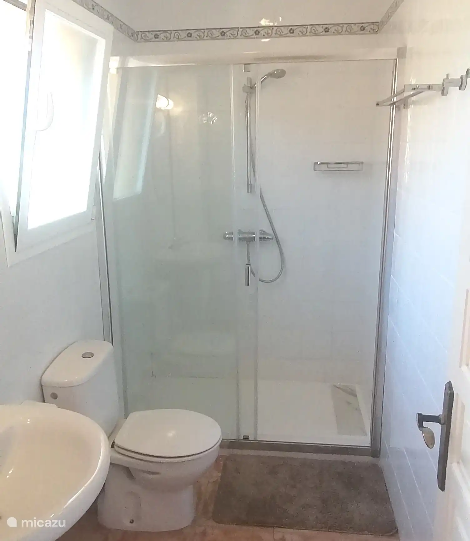 Salle de bain : Très spacieuse belle douche, toilettes et lavabo. Sèche-cheveux disponible. Chauffage possible pendant les mois les plus froids.
Tout est très hygiénique.