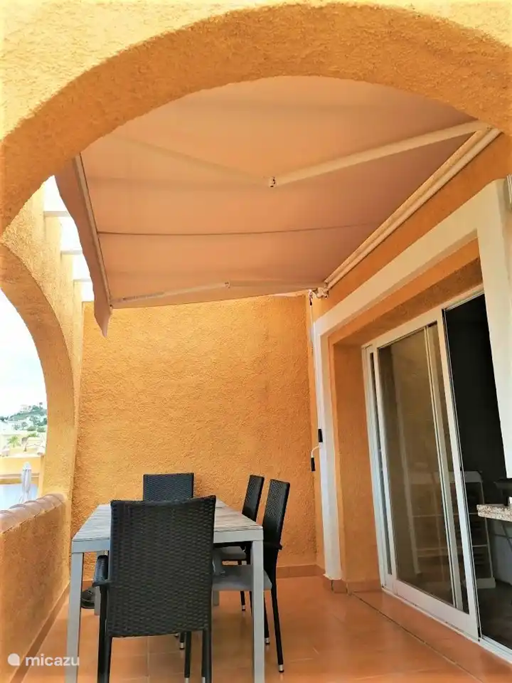 L’auvent garantit que même dans la chaleur de la journée, il est agréable de rester sur la terrasse.