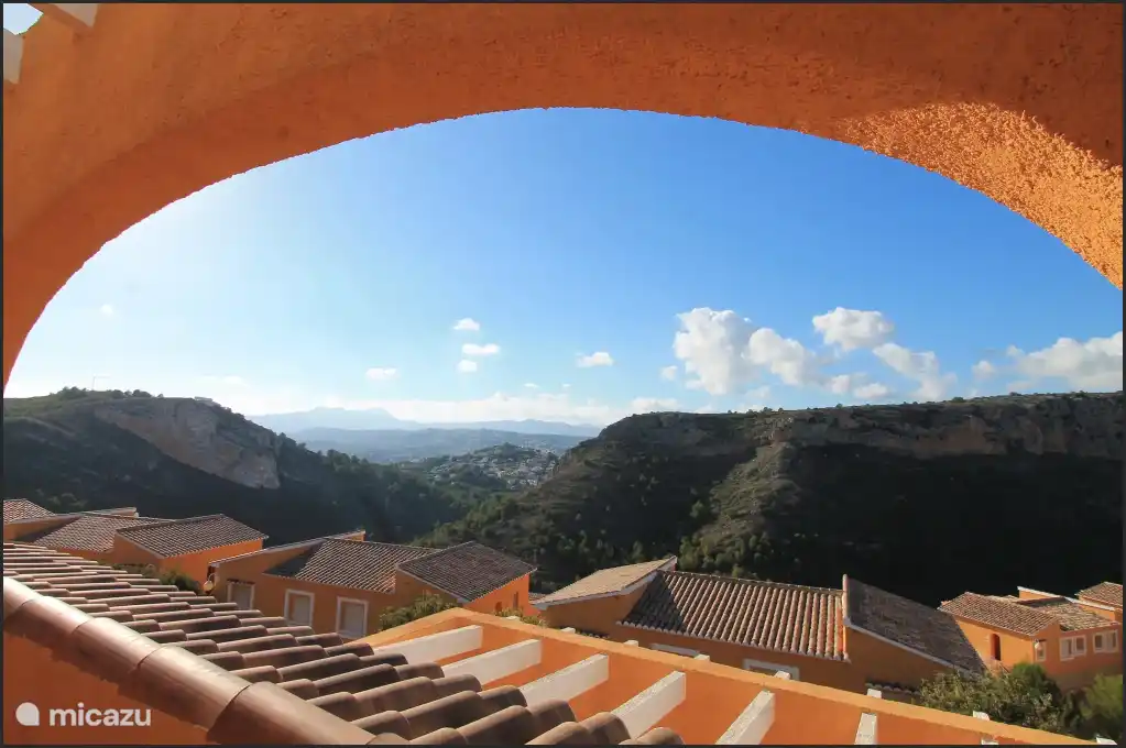 Vue du coucher de soleil derrière la montagne. Très romantique