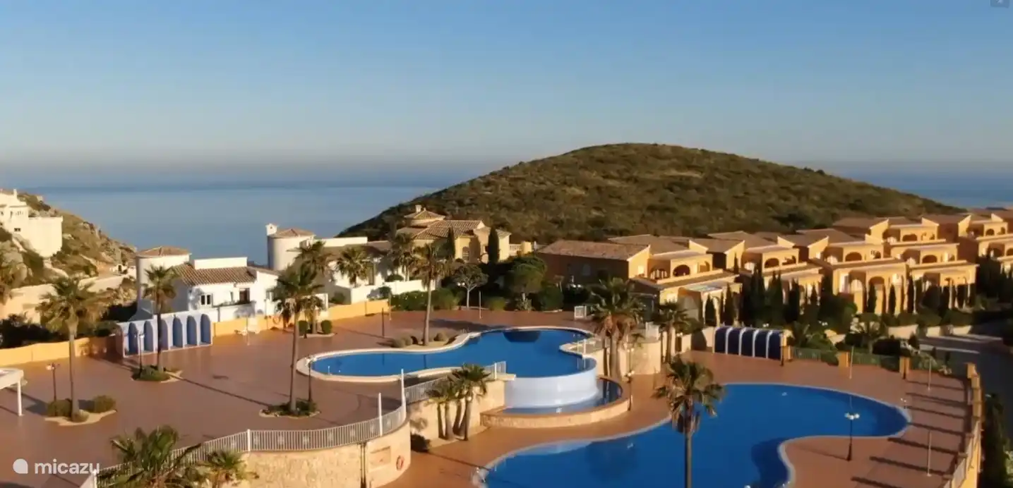 La piscine communale à 100m. de l'appartement.