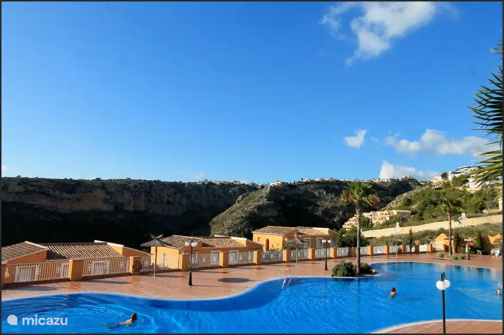 La piscine est en pente douce de 20 cm à 1,80 m de profondeur. Il y a une piscine pour enfants protégée pour les plus petits.