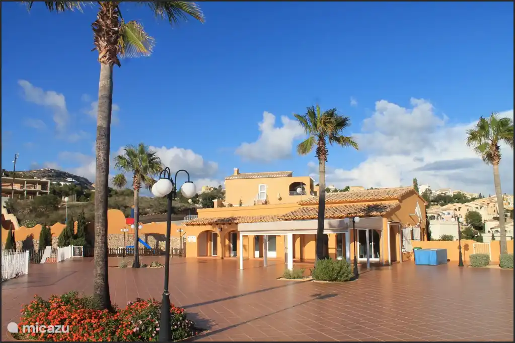 Le bar de la piscine avec TV, WIFI gratuit et toilettes.
