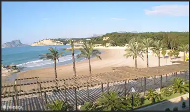 Plage de Moraira. Pendant les mois d'été, il y a une chance pour les sports nautiques. Également un parc de jeux gonflables sur l'eau pour les casse-cou.