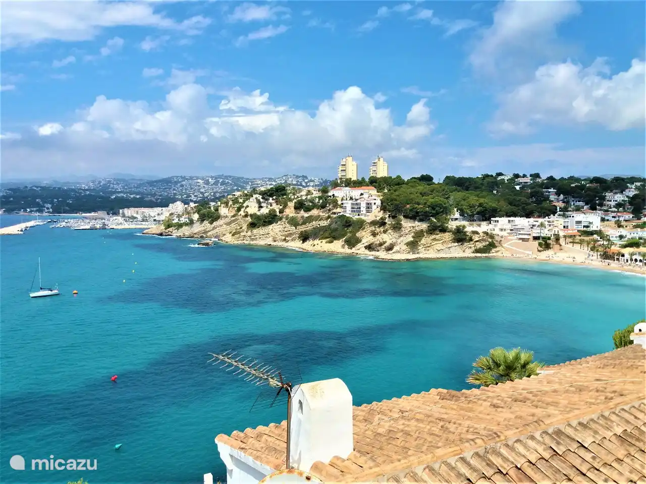 Plage El Portet. Juste à côté de Moraira. Petite plage branchée avec une eau très claire