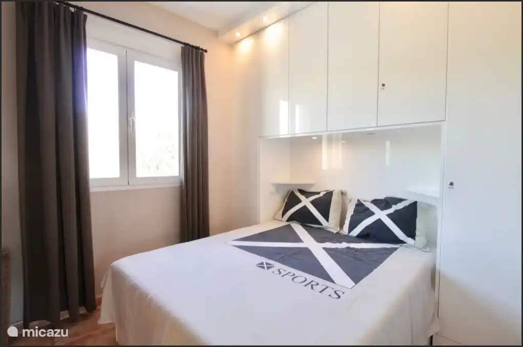 Chambre 2 : Lit 1,60 et équipé d’armoires encastrées. 
Les volets + rideaux occultants garantissent qu’il fait complètement noir dans la pièce.
Prises et interrupteurs supplémentaires à portée de main.