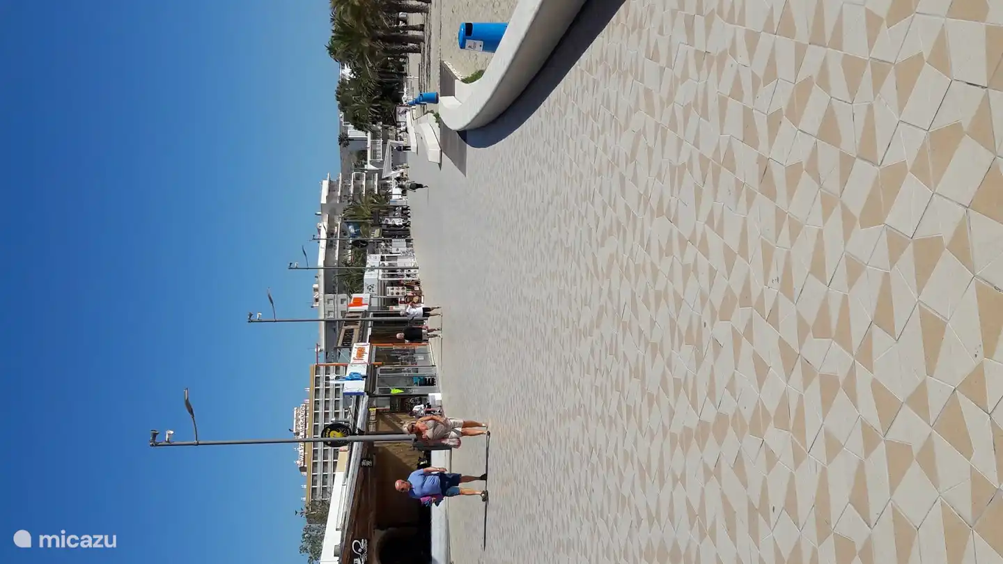 Boulevard Javea. Très agréable pour se promener le soir et équipé de nombreux bars lounge et restaurants.