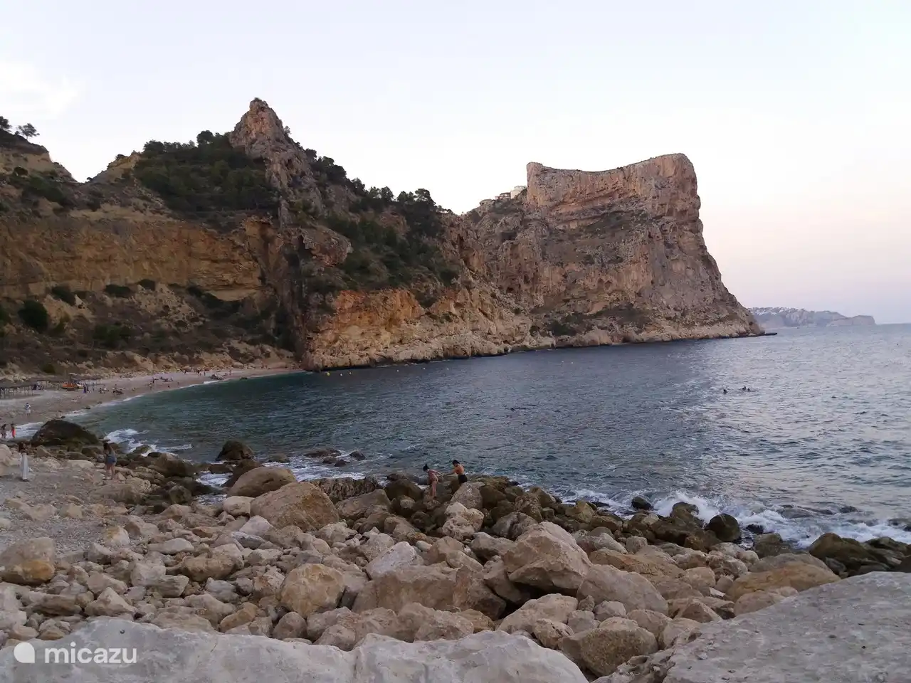 Plage de galets espagnole typique juste en dessous de la montagne
