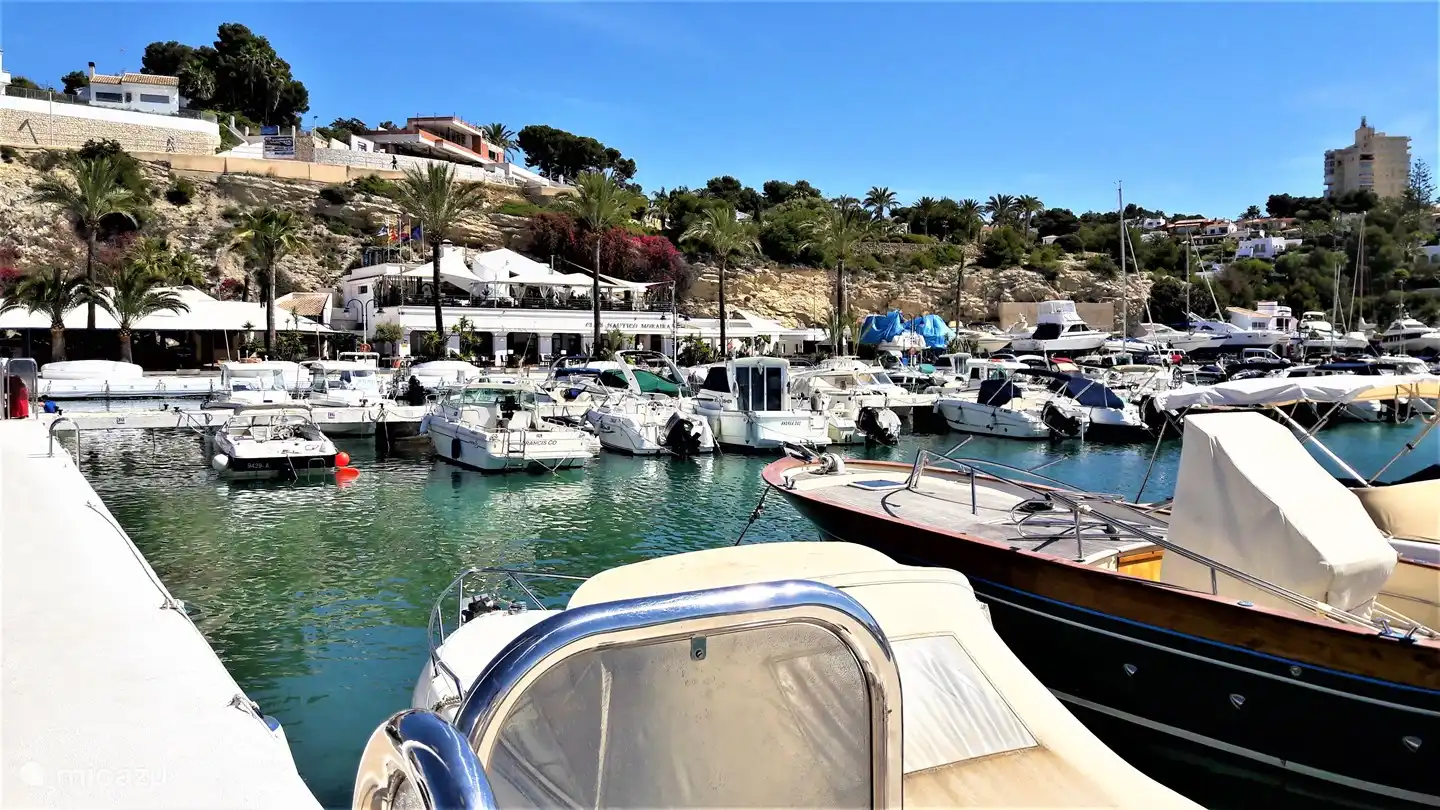 Moraira a son propre port. Belle promenade et confortable pour prendre un verre.