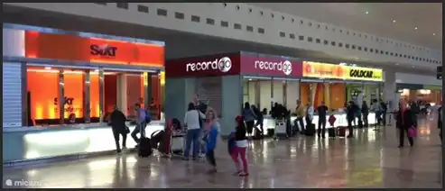 Une voiture est nécessaire. Cela peut être loué très facilement et à moindre coût à l'aéroport. Nous sommes heureux de vous aider si vous n'avez aucune expérience avec cela.