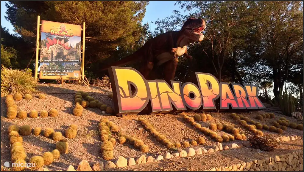 Dino Parc à 20min. Des dinosaures réalistes installés dans un très joli jardin de cactus. Idéal à combiner avec les fonts de l'Algar