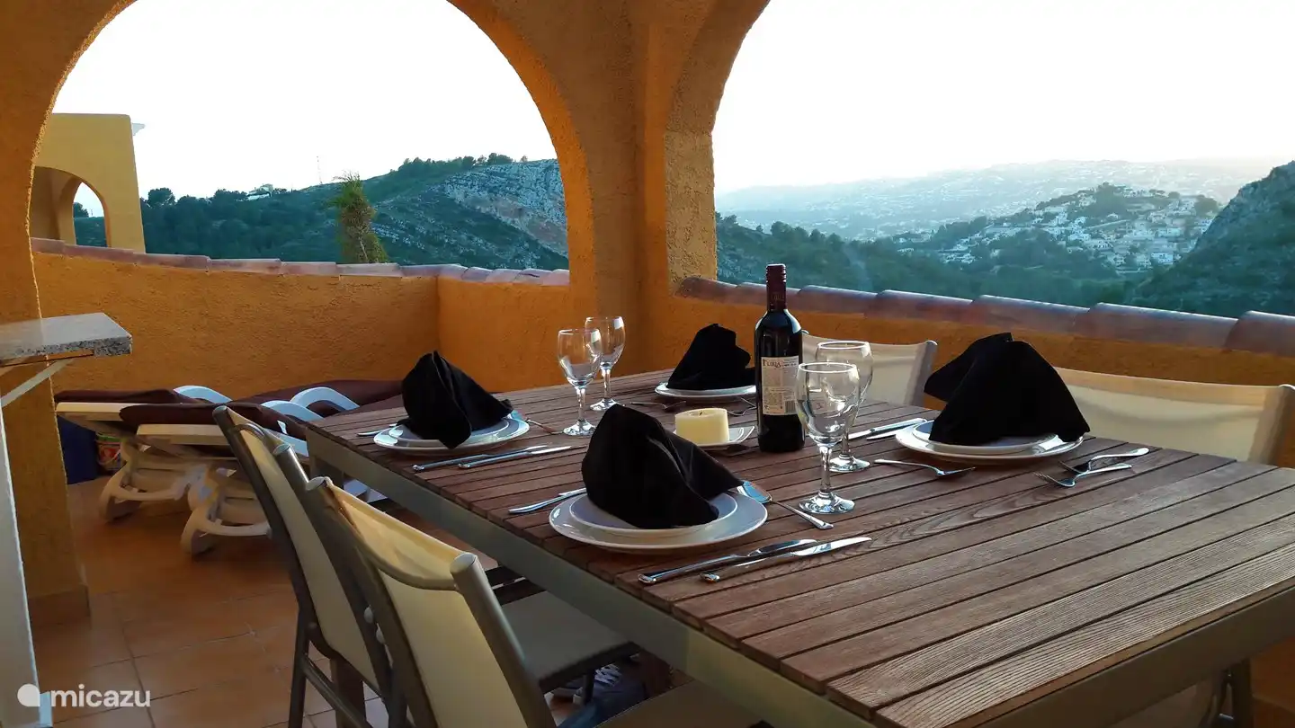 Grande terrasse pour le petit déjeuner ou le dîner.