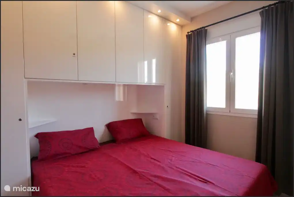 Chambre 1 : Lit 1,80 et équipé d’armoires encastrées. Sous le lit se trouve une boîte de lit pour ranger les valises.
Les volets + rideaux occultants garantissent qu’il fait complètement noir dans la pièce.
Prises et interrupteurs supplémentaires à portée de main.