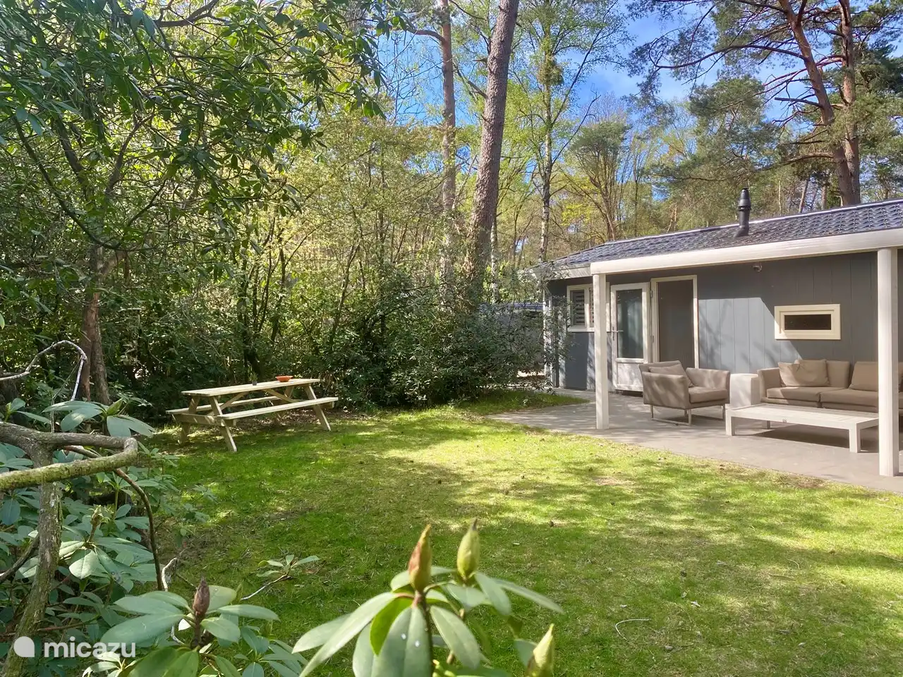 Picknicktisch im eigenen Garten