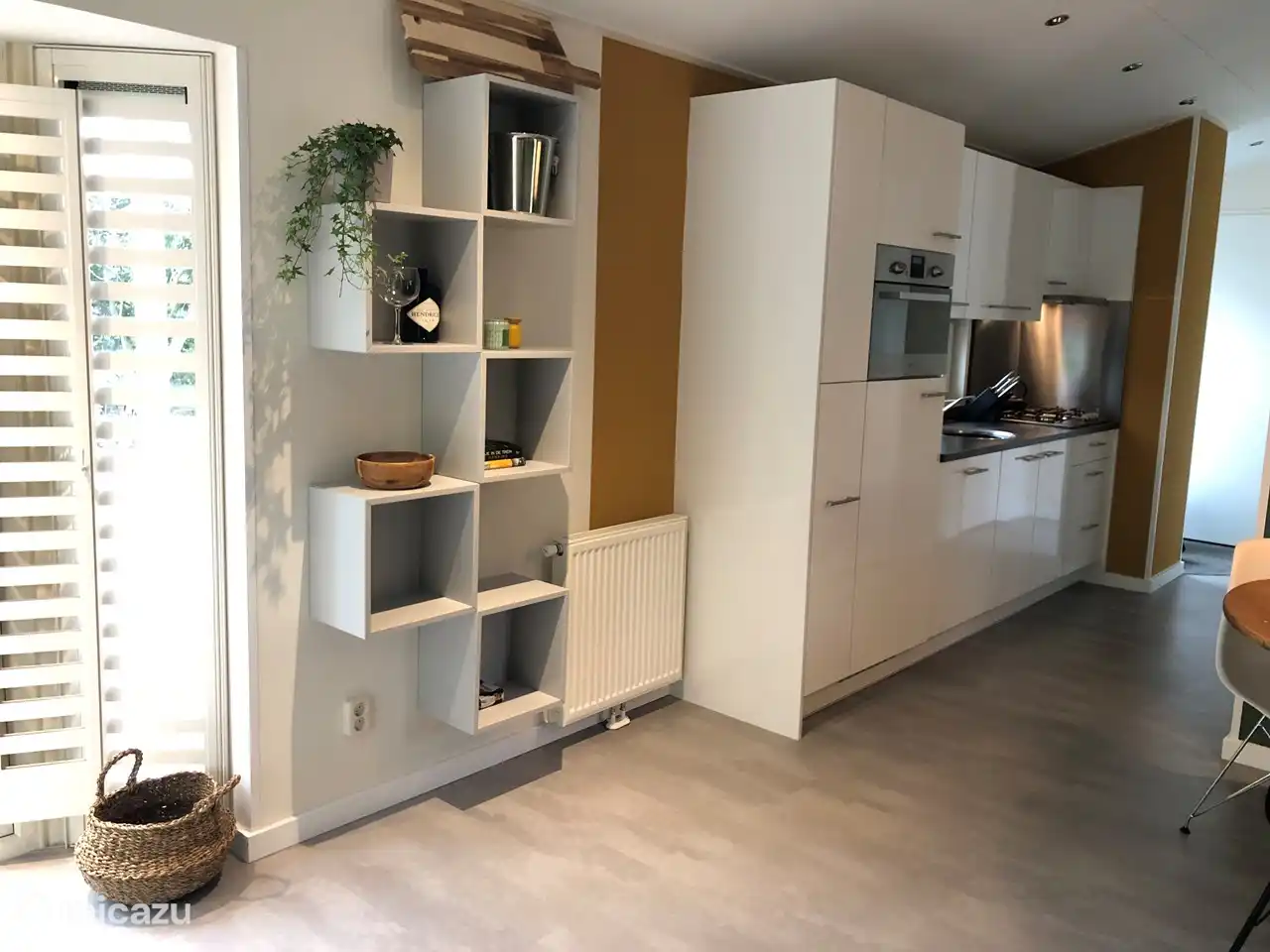 Küche mit Geräten.