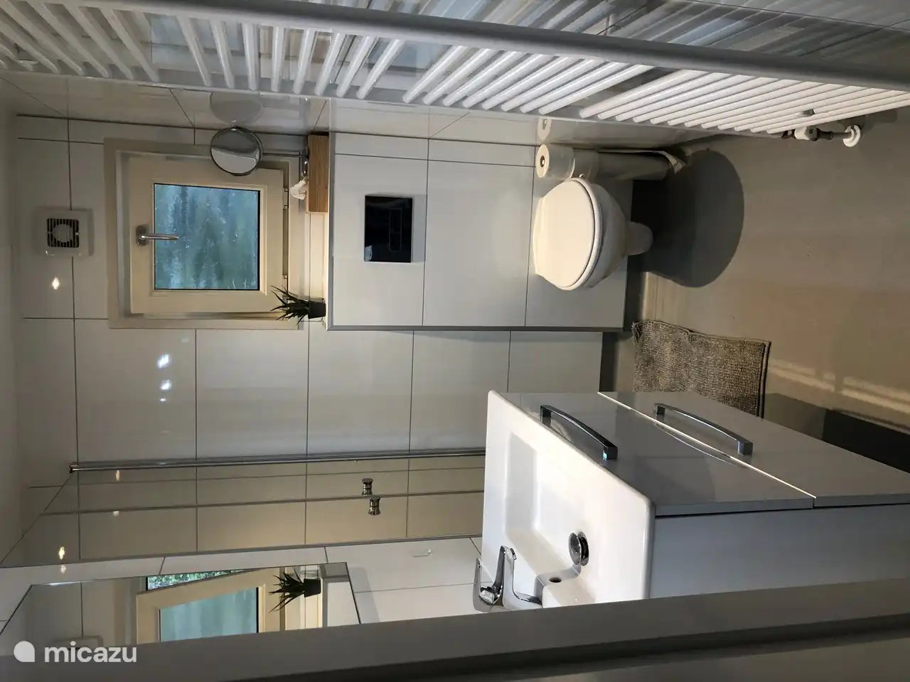 Bad mit Handtuchtrockner und ebenerdiger Dusche