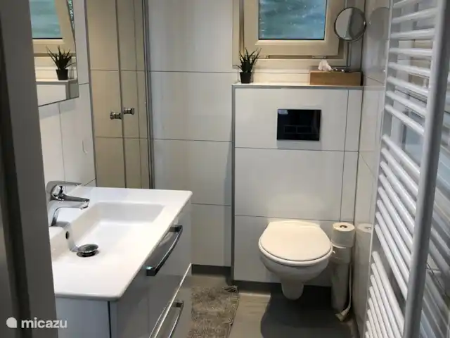 Chalet Leentje | Pays-Bas, Utrecht, Doorn - chalet Salle de bain avec radiateur sèche-serviettes et douche à l'italienne