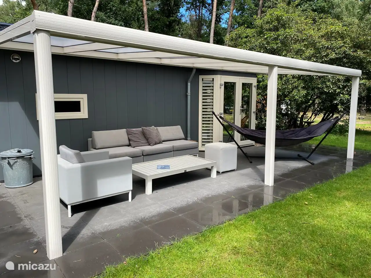 Lounge-Set unter der Veranda