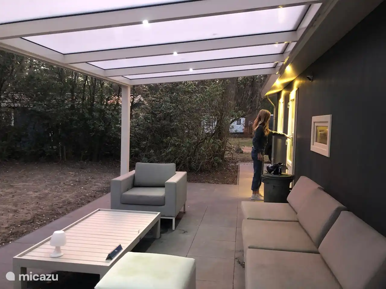 Abends ist die Veranda beleuchtet.