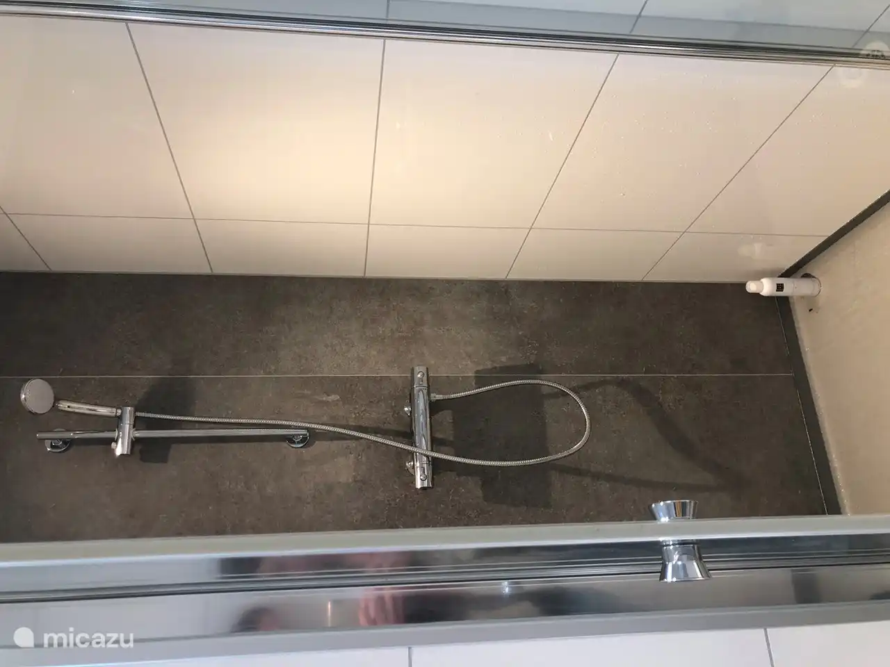 Duschkabine mit Regendusche.