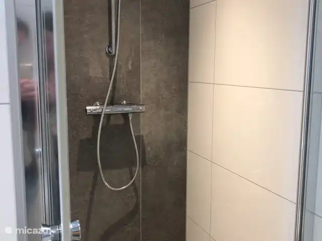 Chalet Leentje | Pays-Bas, Utrecht, Doorn - chalet Cabine de douche avec douche pluie.