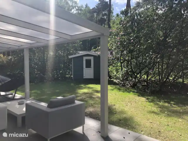 Chalet Leentje | Pays-Bas, Utrecht, Doorn - chalet Vue sur le jardin entouré de rhododendrons.
