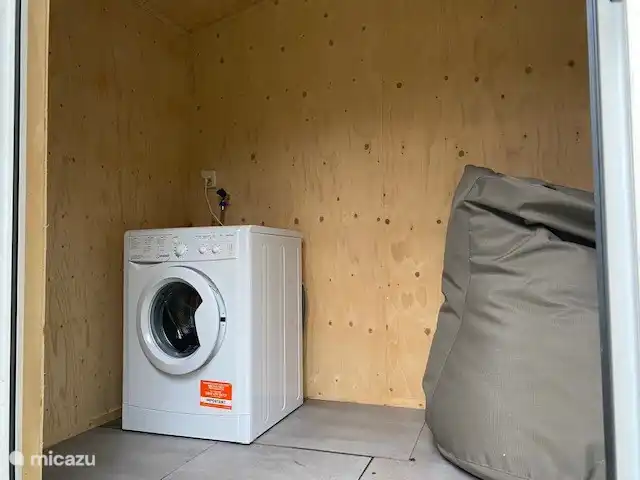 Eine neue Waschmaschine im Schuppen