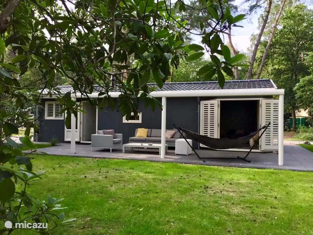 Ruhig am Waldrand gelegen mit viel Privatsphäre, da der Garten mit Rhodondendren bewachsen ist