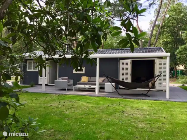Chalet Leentje | Pays-Bas, Utrecht, Doorn - chalet Situé au calme en bordure de forêt avec beaucoup d'intimité car le jardin est couvert de Rhodondendrons