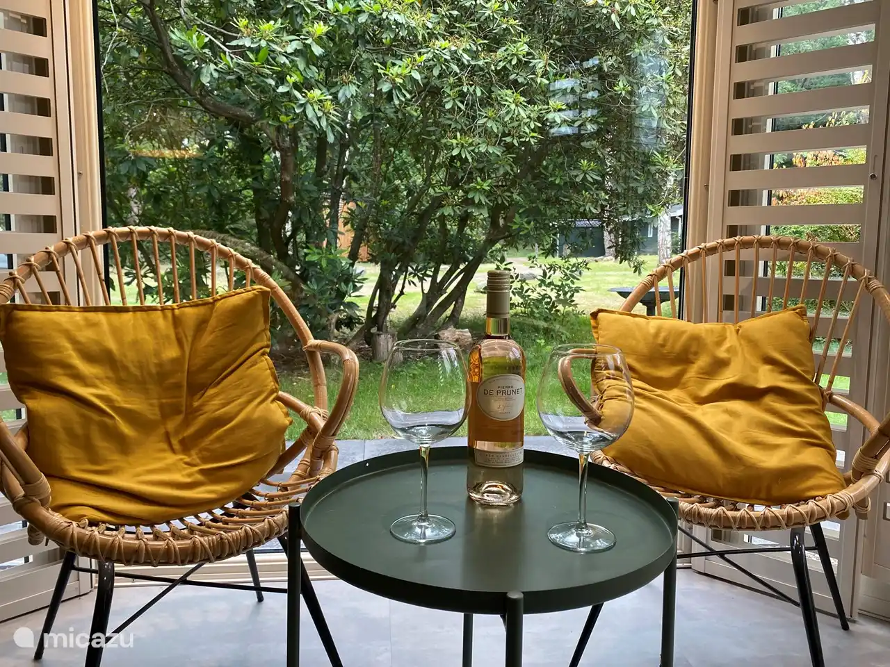 Sitzplatz bei den Terrassentüren.